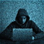 Ataque cibernético: tela com código e alerta de segurança
