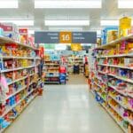 Corredor de supermercado com gondolas abastecidas, cenario da ruptura de estoque no varejo alimenticio