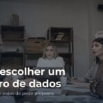 Reunião de trabalho em volta de uma mesa, com pessoas conversando e ouvindo