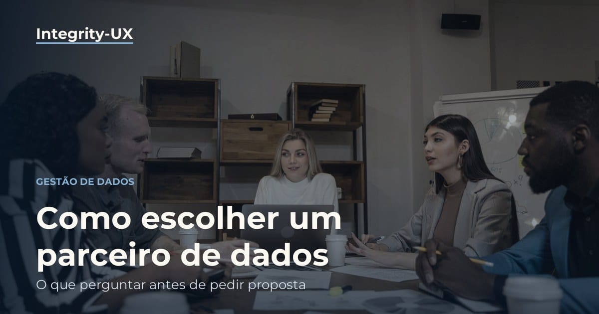 Reunião de trabalho em volta de uma mesa, com pessoas conversando e ouvindo
