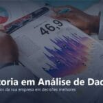 Profissional analisando relatórios e gráficos de dados sobre uma mesa, ilustrando consultoria em análise de dados