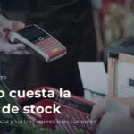 Terminal de pago con tarjeta y cesta de la compra en la caja del supermercado, que ilustra el costo de la rotura de stock