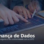Duas pessoas analisando um dashboard de dados impresso ao lado de um laptop, ilustrando governança de dados