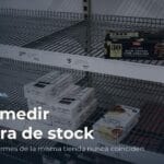 Estantería de supermercado con huecos de reposición y etiquetas de precio, que ilustra la medición de la rotura de stock