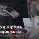 Maquininha de cartão e cesta de compras no caixa do supermercado, ilustrando o custo da ruptura de estoque