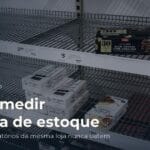 Prateleira de supermercado com falhas de reposição e etiquetas de preço, ilustrando a medição da ruptura de estoque