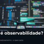 Óculos diante de uma tela de código, com o texto nítido dentro das lentes, ilustrando o que é observabilidade