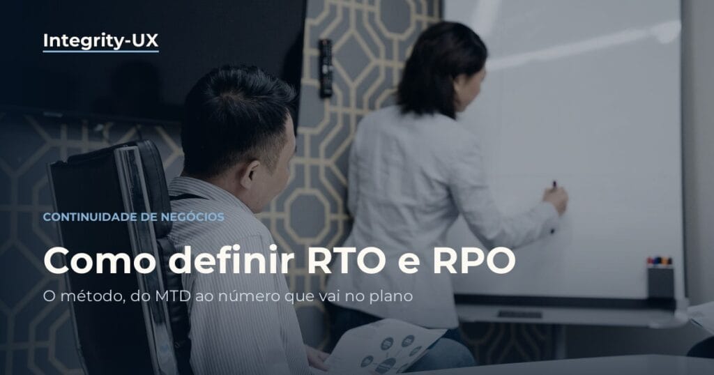 Duas pessoas numa sala de reunião diante de um quadro branco ainda em branco